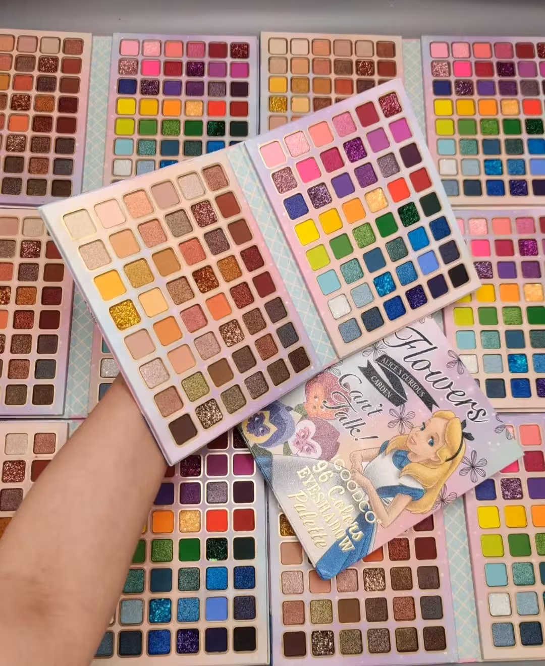 پالت سایه 96 رنگ فوق کیوت عروسکی آلیس اورجینال مدل کتابی دارای سایه مات و شاین با کیفیت عالی مناسب هدیه و میکاپ شخصی