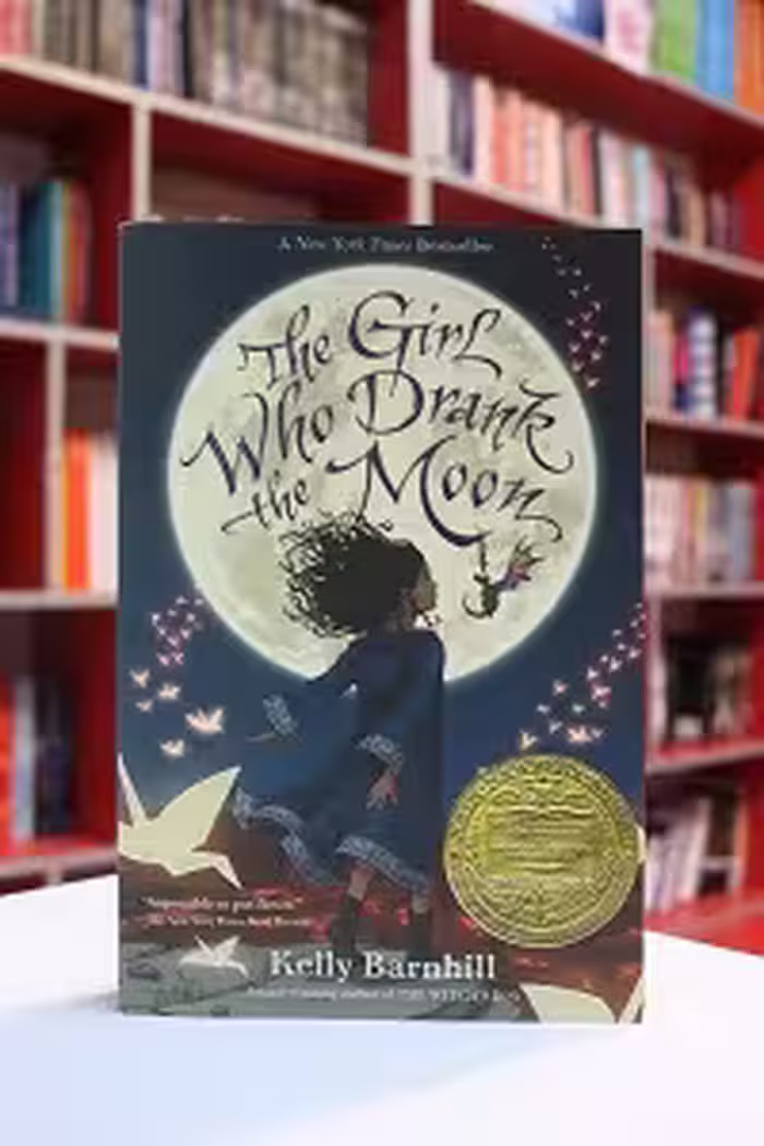 The Girl Who Drank the Moon اثر Kelly Barnhill