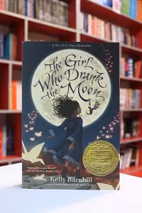 The Girl Who Drank the Moon اثر Kelly Barnhill