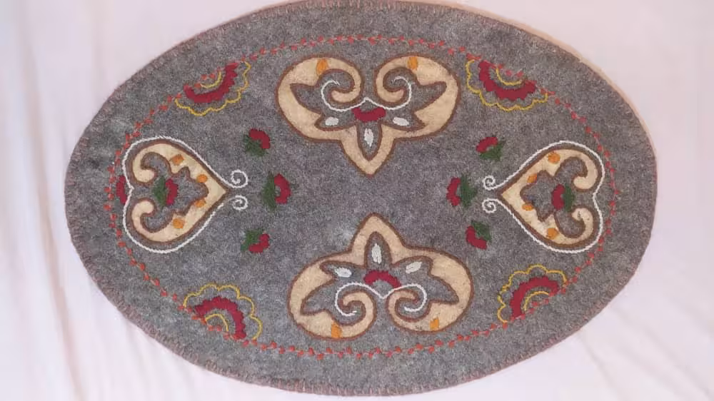 نمد بیضی خاکستری گلدوزی کد 10813