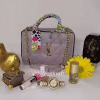 کیف دوشی دستی مدل وای اس ال،دارای بند بلند ترکیبی از چرم و زنجیر  و دسته چرمی پوشیده شده با پارچه،داخل کیف دوخانه هست