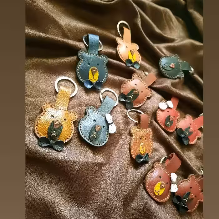 جاکلیدی چرم طبیعی و آویز( طرح خرس )کاملاً دستدوز 