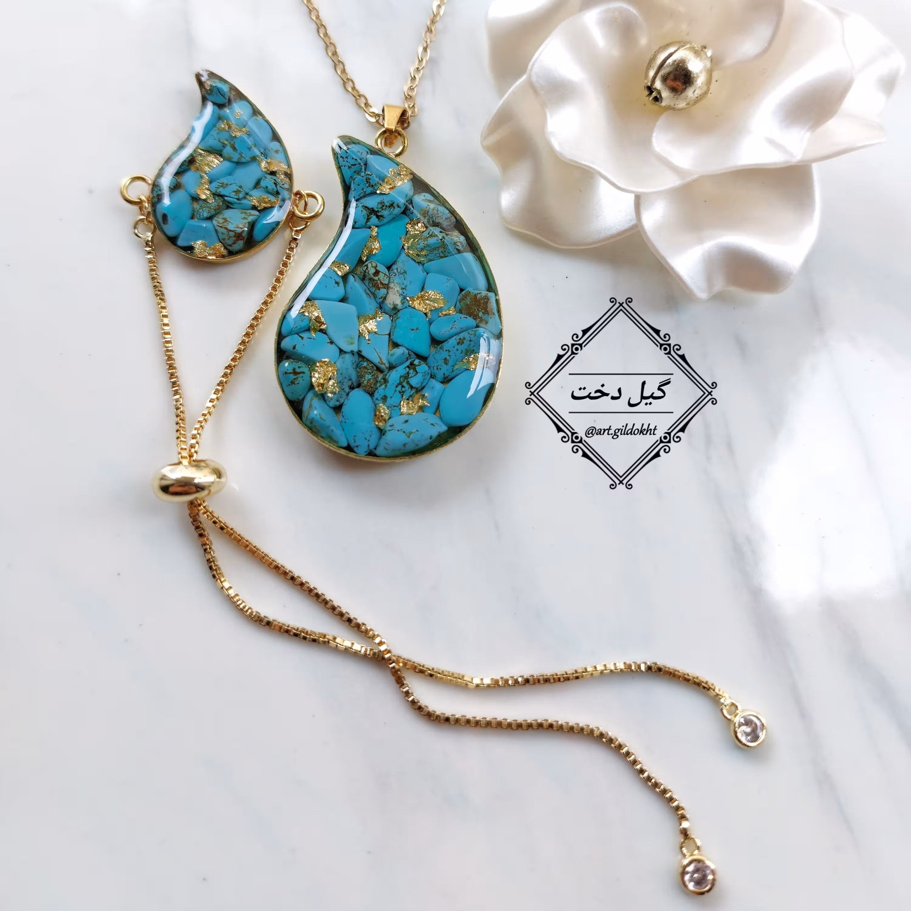 نیم ست رزینی سنگ فیروزه طرح ترمه با اتصالات استیل طلایی رنگ ثابت و کفه برنجی و ارسال رایگان