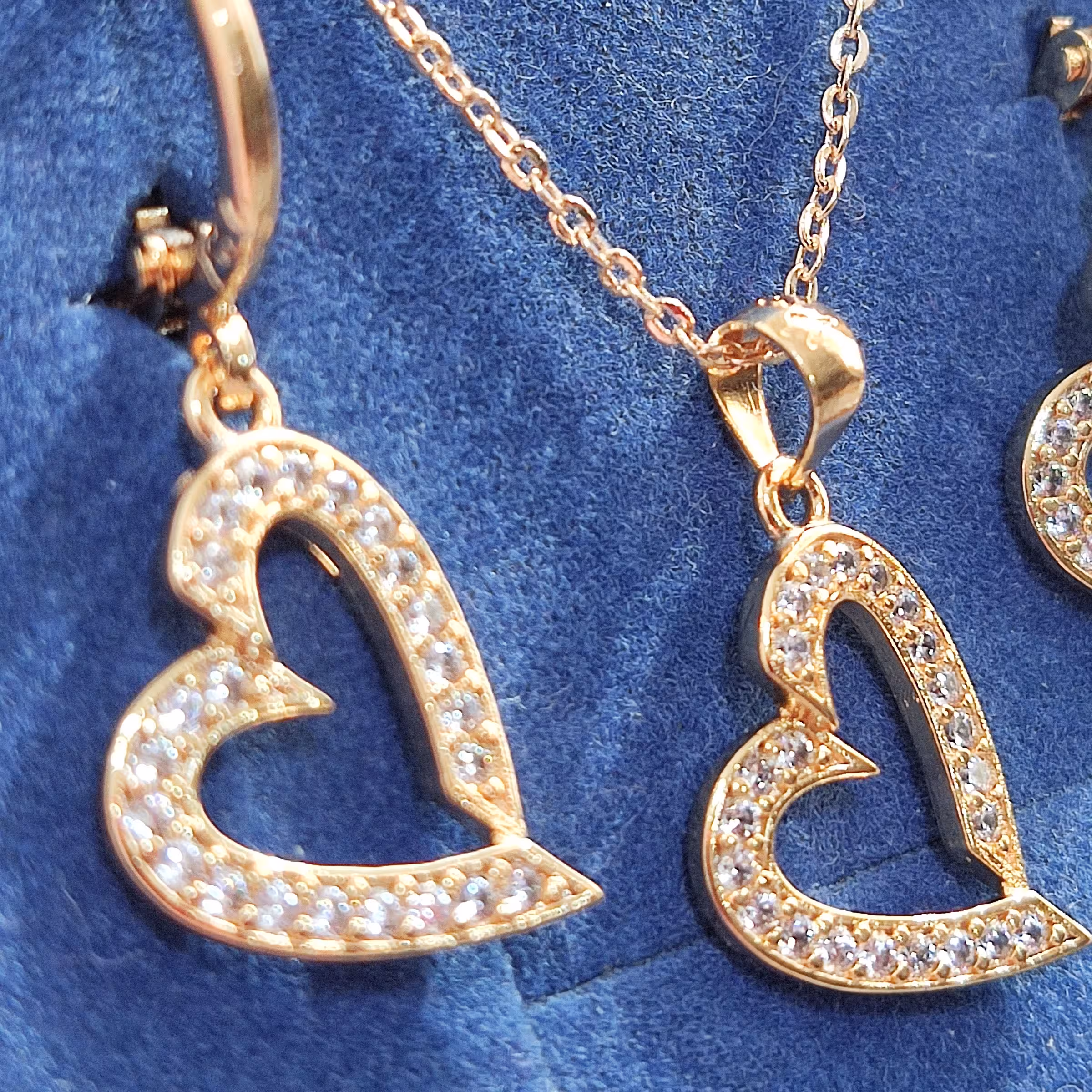 نیم ست ysx طرح قلب نگین دار استیل رنگ ثابت  (با زنجیر) - اکسسوری عید