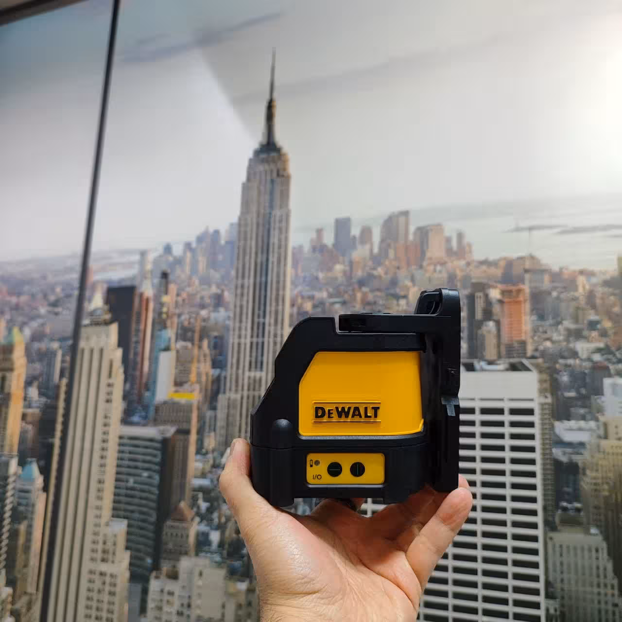 تراز لیزری دیوالت 2 خط  180 درجه 50 متری همراه پایه باتری و کیف (نور سبز)