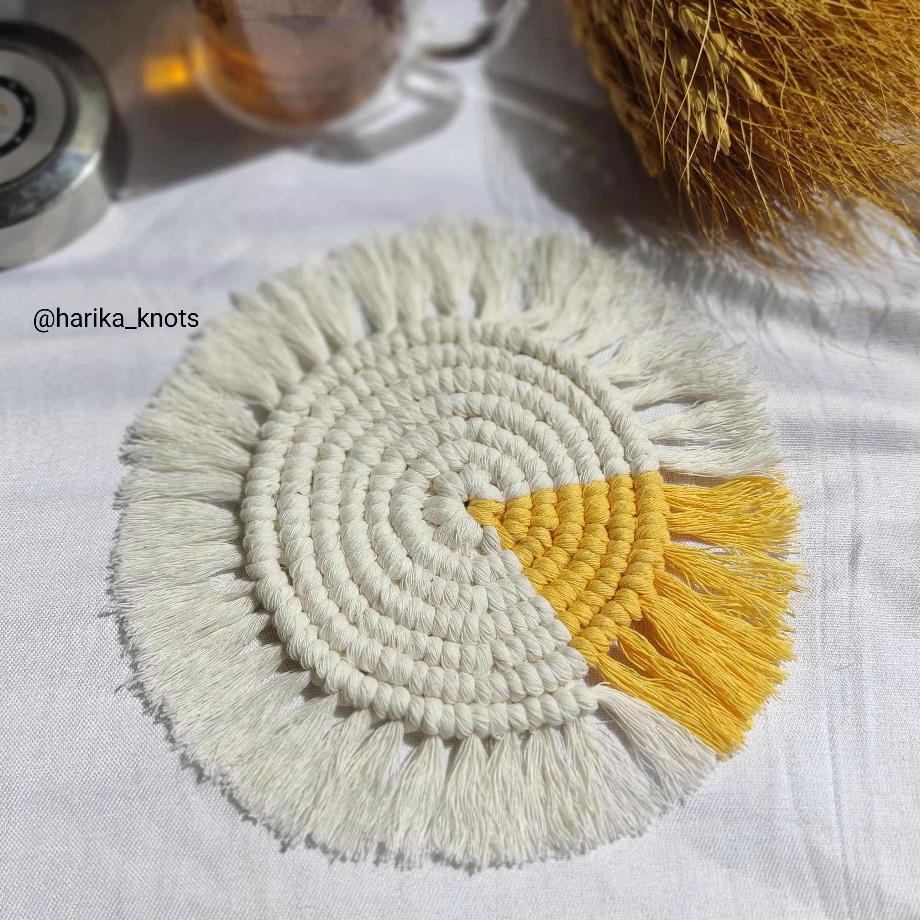 زیرلیوانی جذاب دایره ای رنگی سفید و زرد مکرومه بافی 