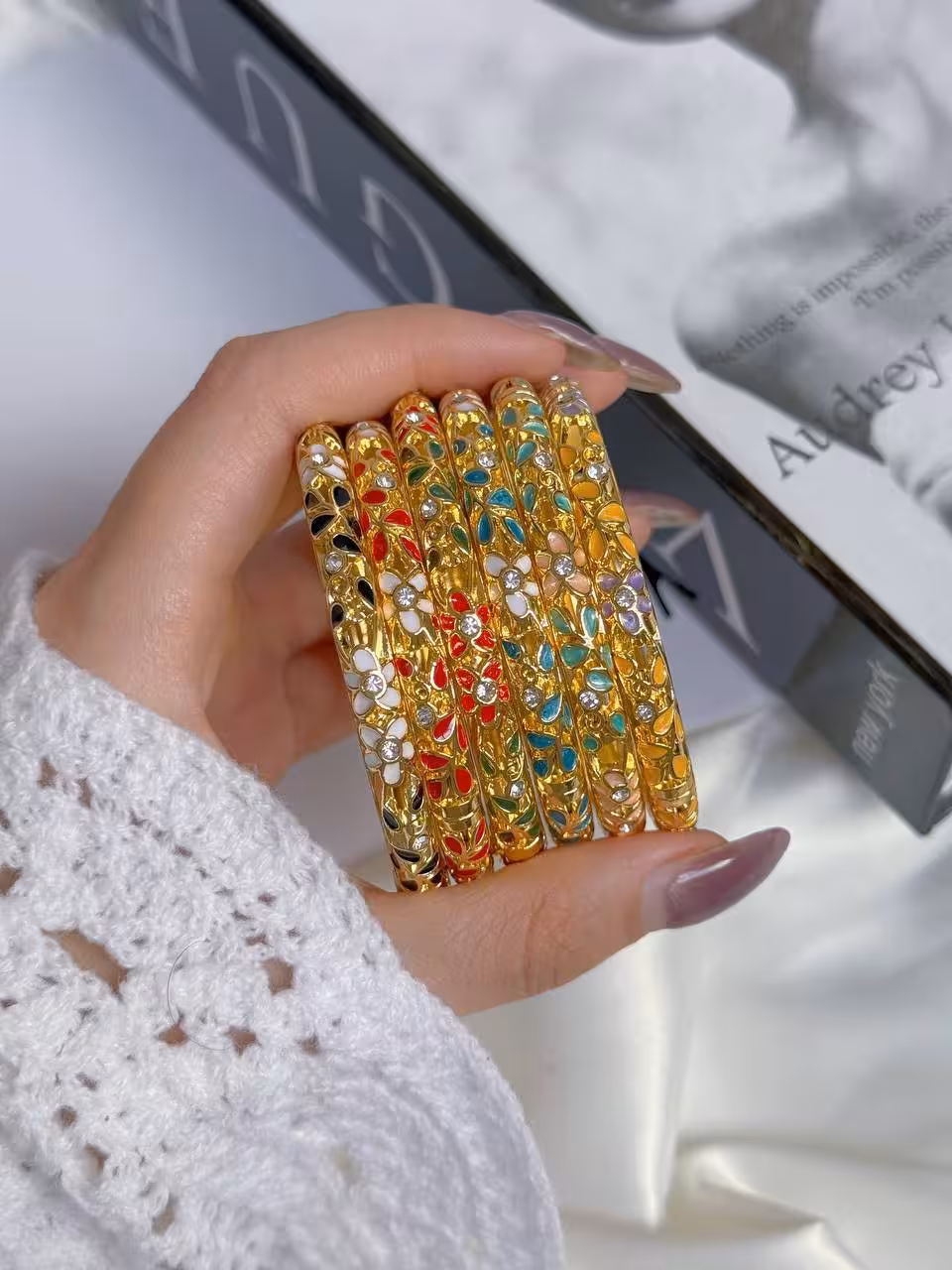 کالکشن بنگل میناکاری جواهری1237بنگل میناکاری/ابکاری طلا/کیفیت بالا/واردتی/بازوبسته میشود/مناسب هرسایزمچ میشود/ضدحساسیت/هرگونه بدلیجات از موادشوینده عطر ادکلن استخر عرق اسیدی دور باشند