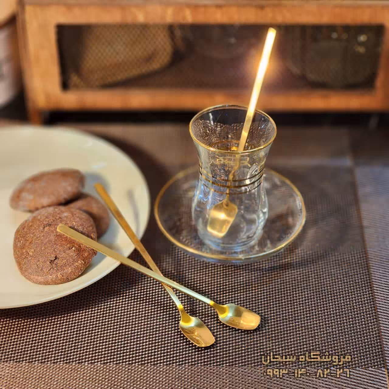 پک قاشق طلایی شربت و چای