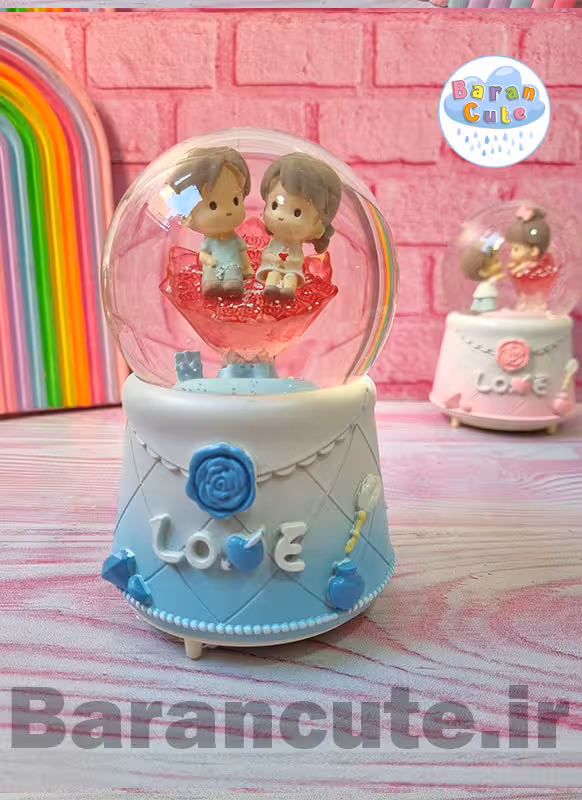 گوی موزیکال پمپی برفی چراغ دار سایز بزرگ طرح دختر و پسر روی دسته گل