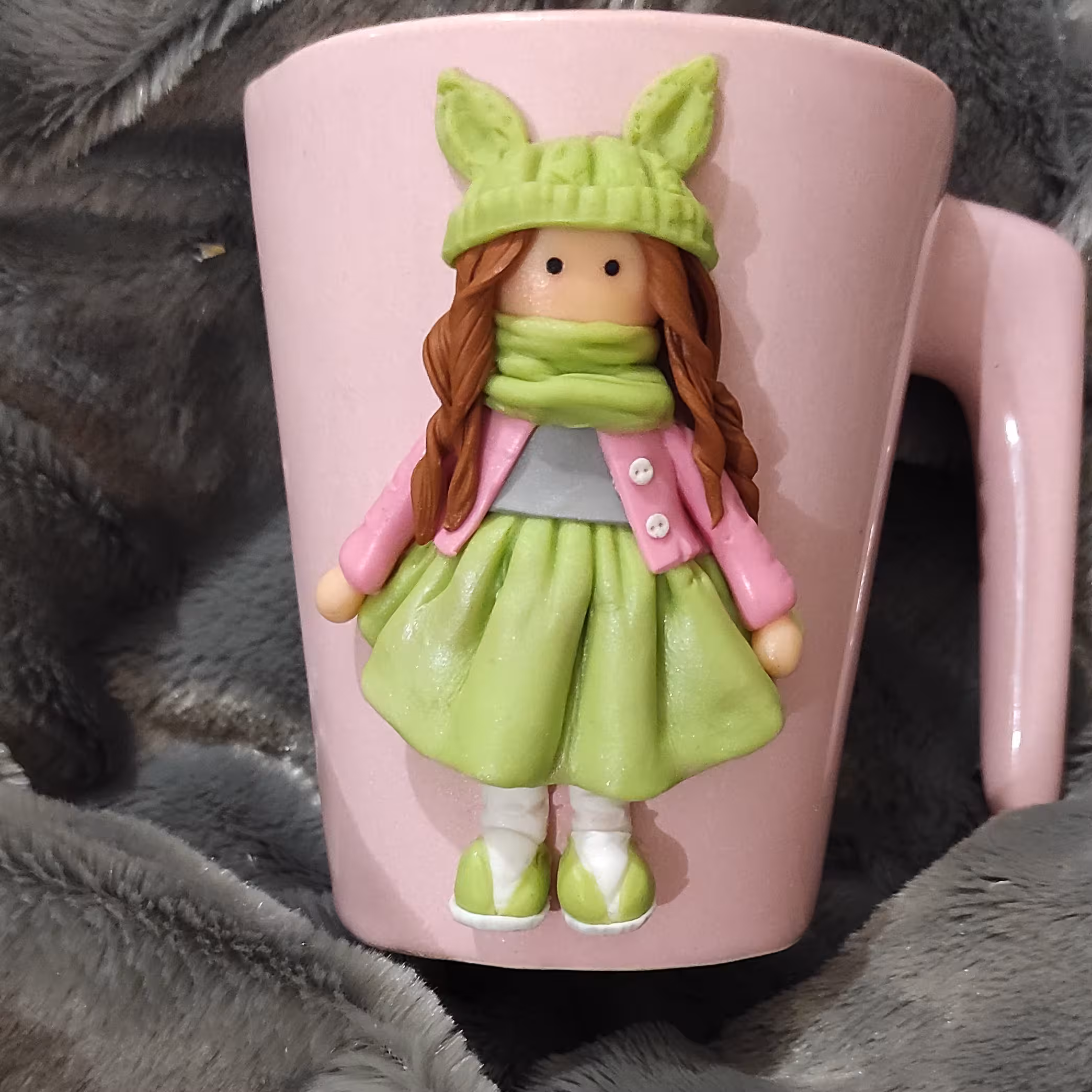 ماگ عروسکی دخترونه سرامیکی با عروسک خمیری