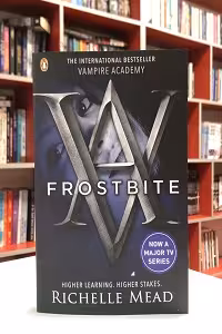 Vampire Academy 2: Frostbite اثر Richelle Mead