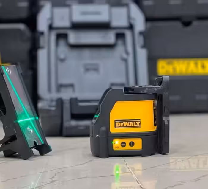 تراز لیزری 2 بعدی دیوالت