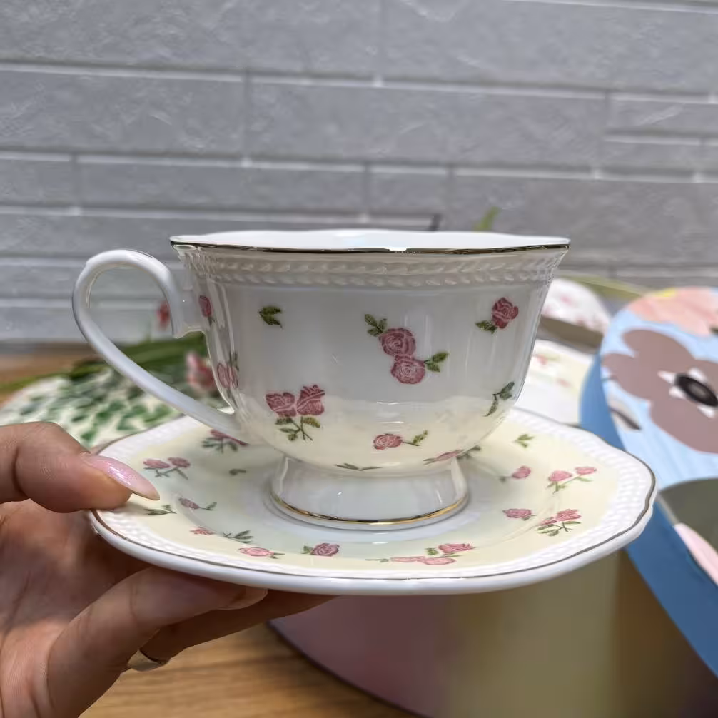 ست چایخوری 12 پارچه گل‌دار کد 6116 | فنجان و نعلبکی چینی طرح رز صورتی