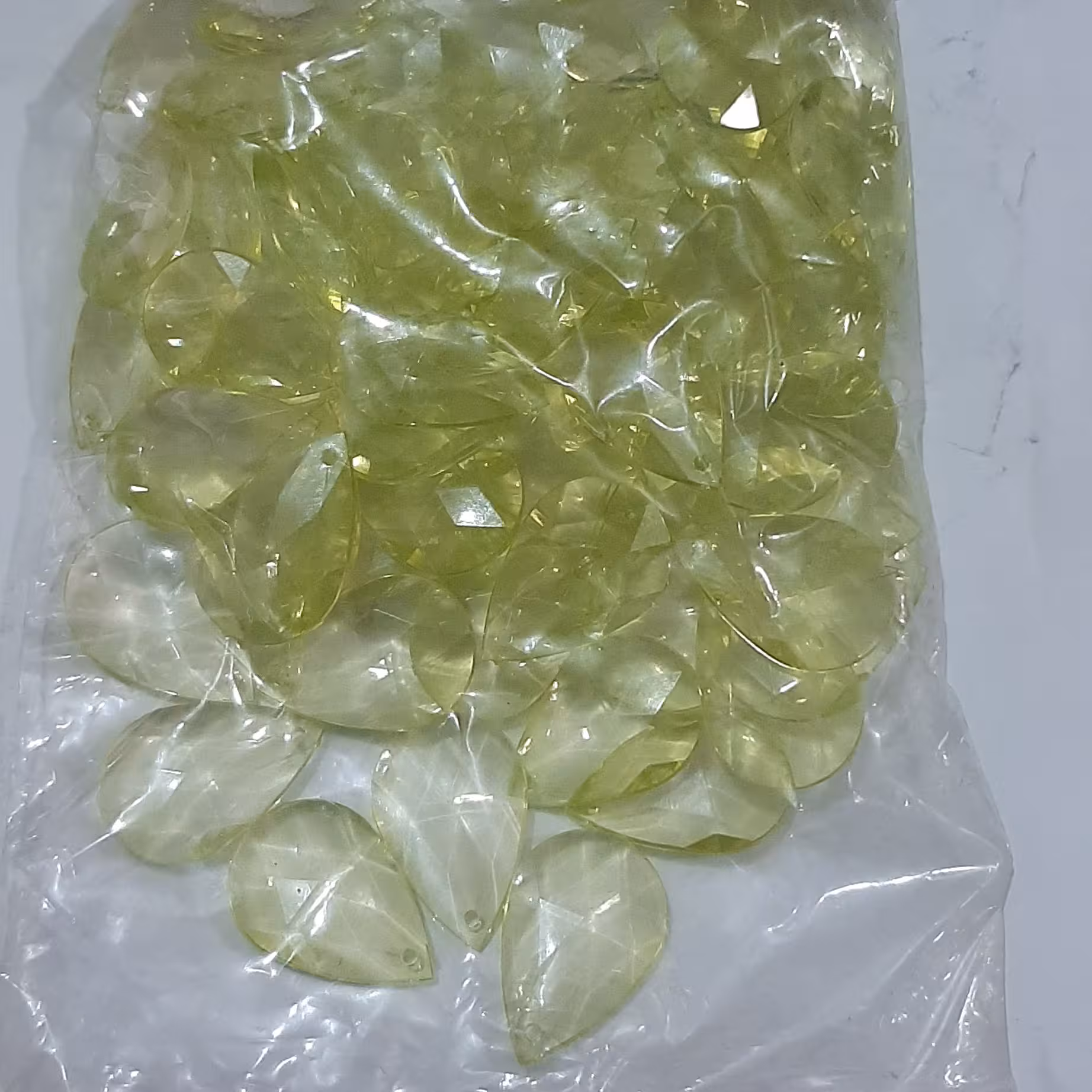 نگین کریستال. اشکی . سبز روشن .سوراخ دار . شفاف و براق . مناسب لوستر و پرده آباژور و انواع هنرها