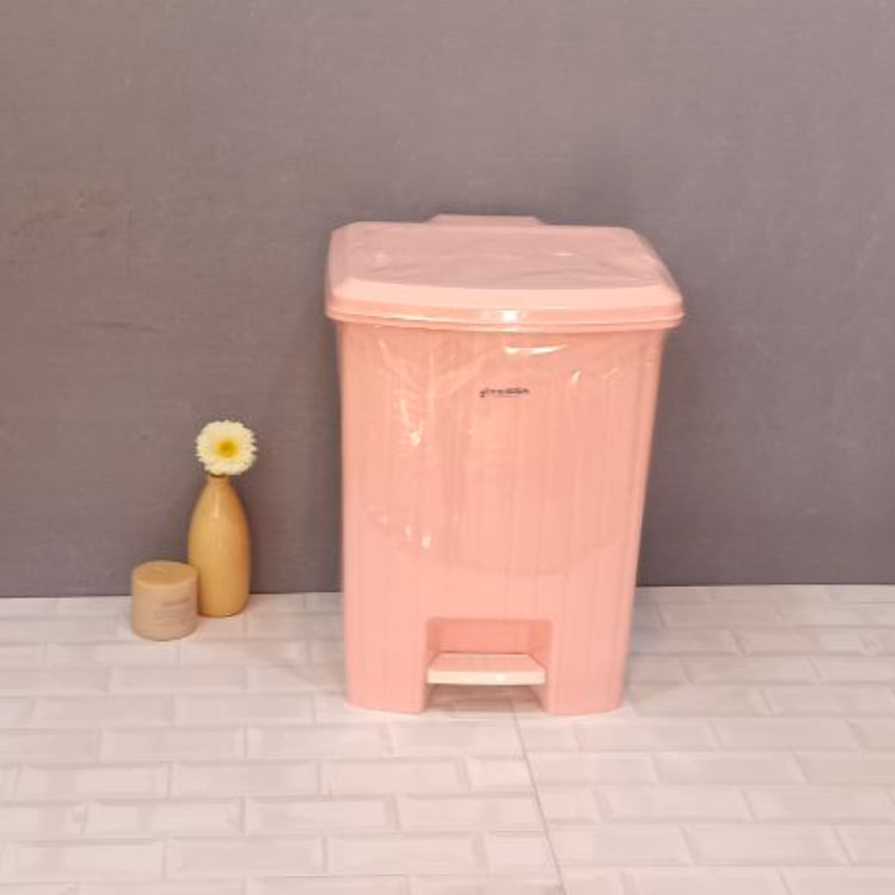 سطل زباله پدالی زمرد محصول برند معتبر تسا سایز4مقاوم در برابر رطوبت طراحی زیبا 