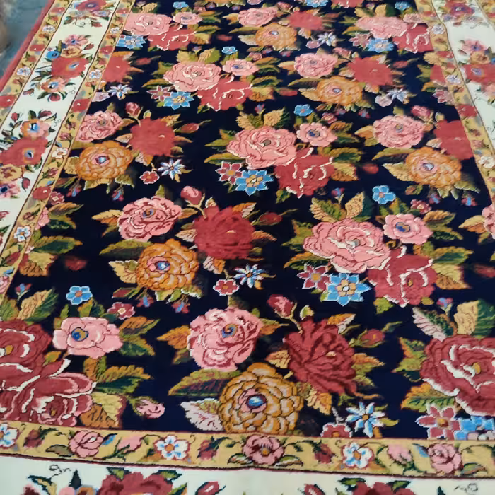 فرش دستباف سه و نیم متری طرح گل رز مدل AA197