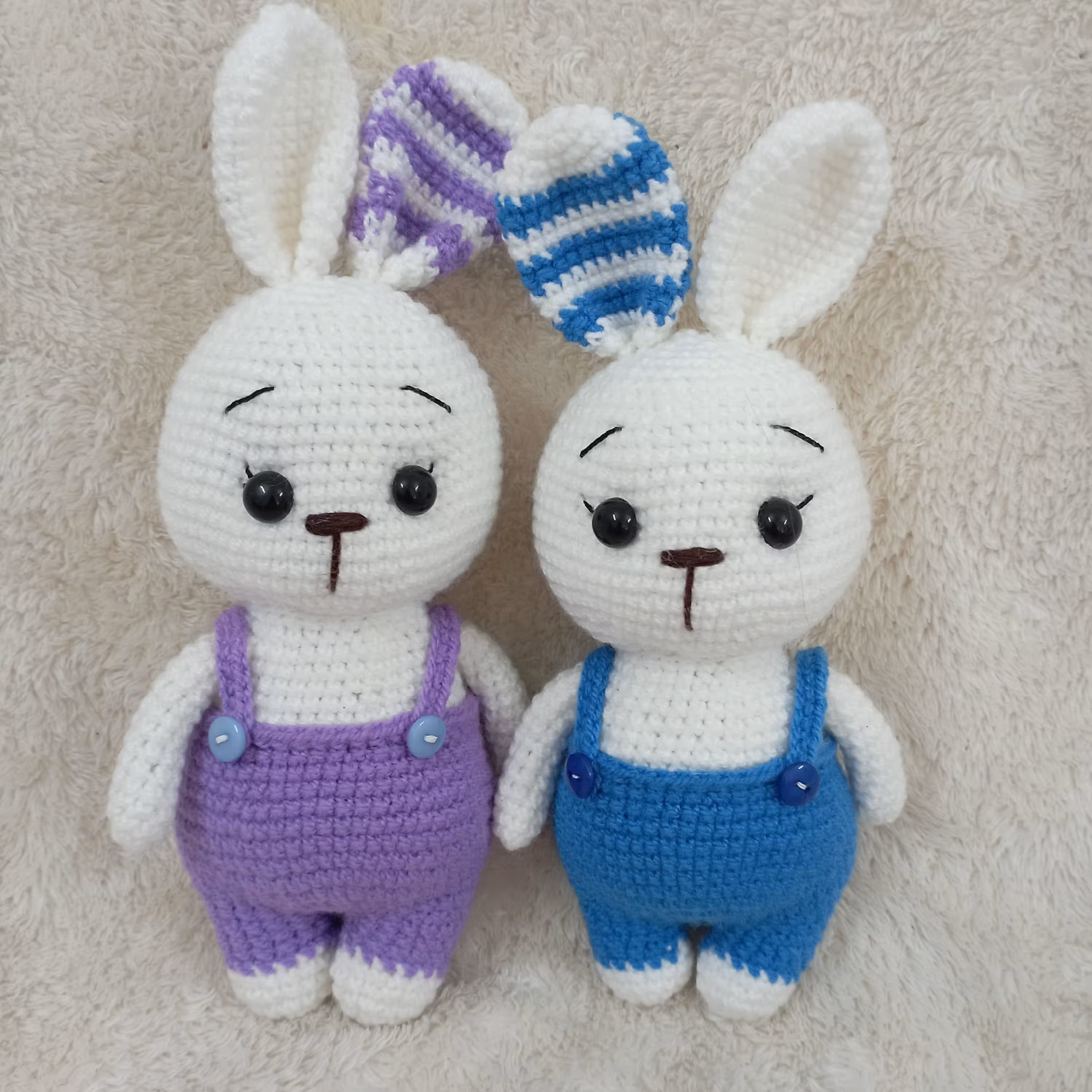 عروسک بافتنی خرگوش تپلی رنگی رنگی. اندازه تقریباً 20 سانت 