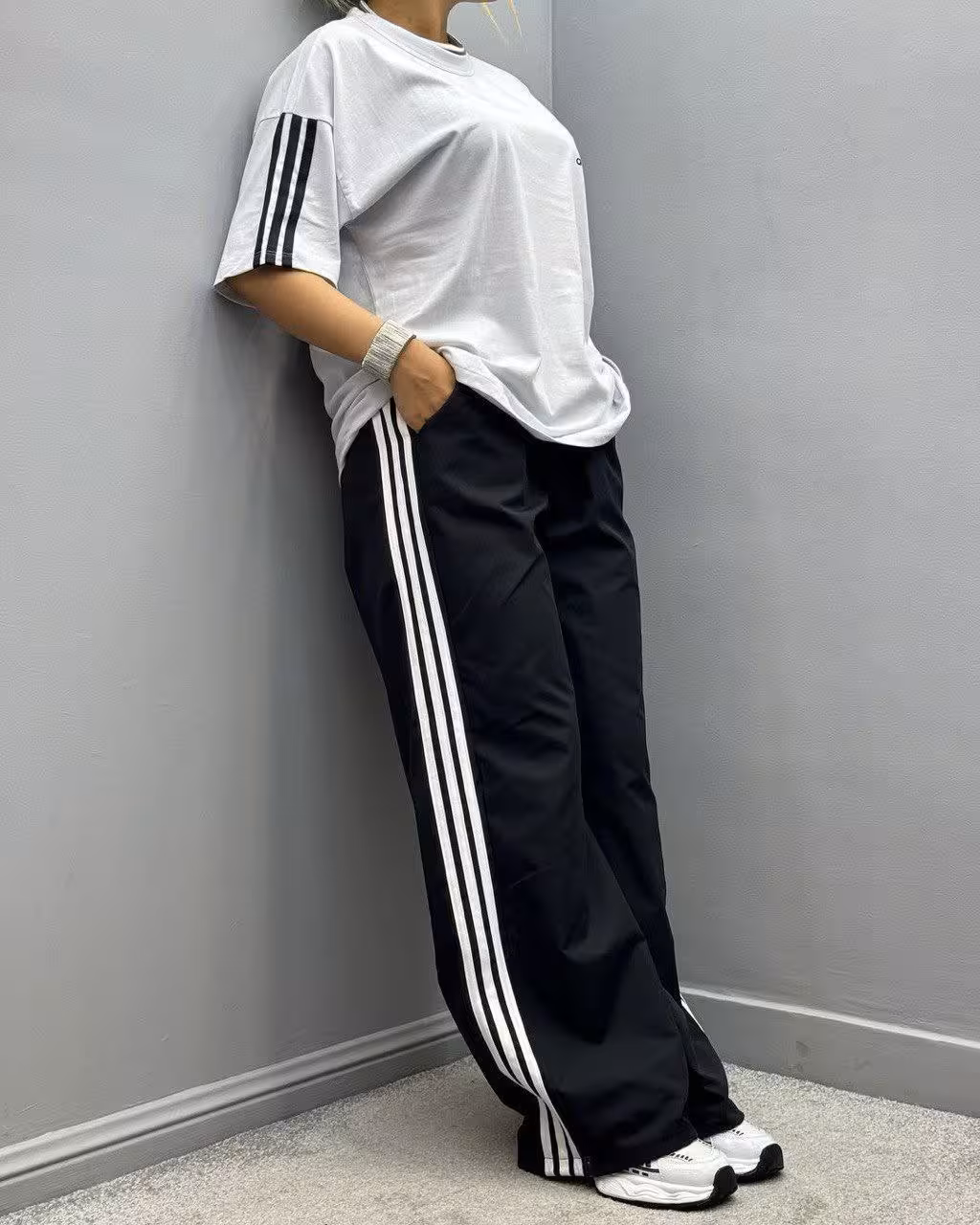 ست تیشرت شلوار آدیداس مناسب خانوم ها و اقایون.جنس شلوار گلکسی اعلا و تیشرت نخ پنبه درجه یک