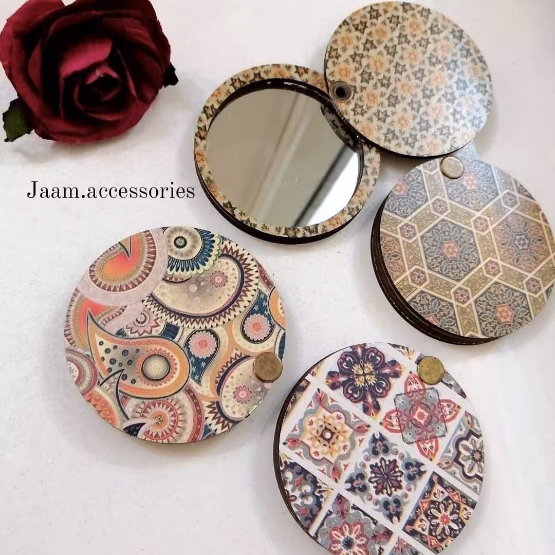 آیینه چوبی کیفی، طرح سنتی گرد، درب به صورت چرخشی