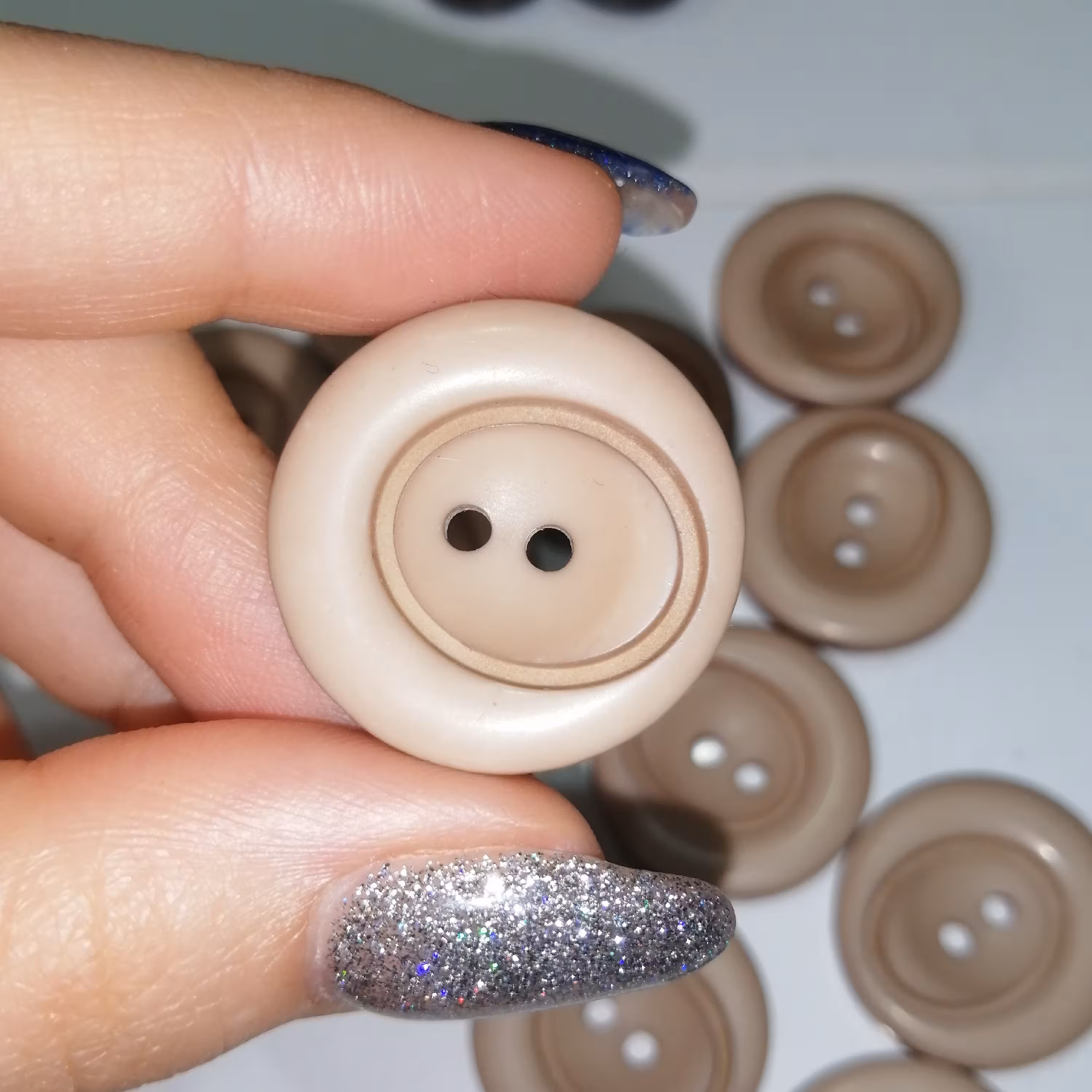 دکمه لباس طرح دار رنگ کرمی تیره بزرگ در بسته 10 عددی 