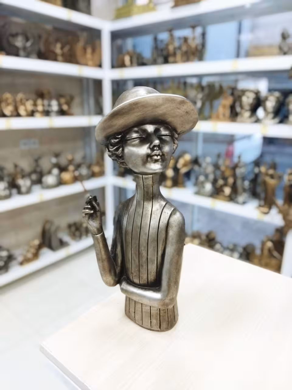 مجسمه دختر سیگار