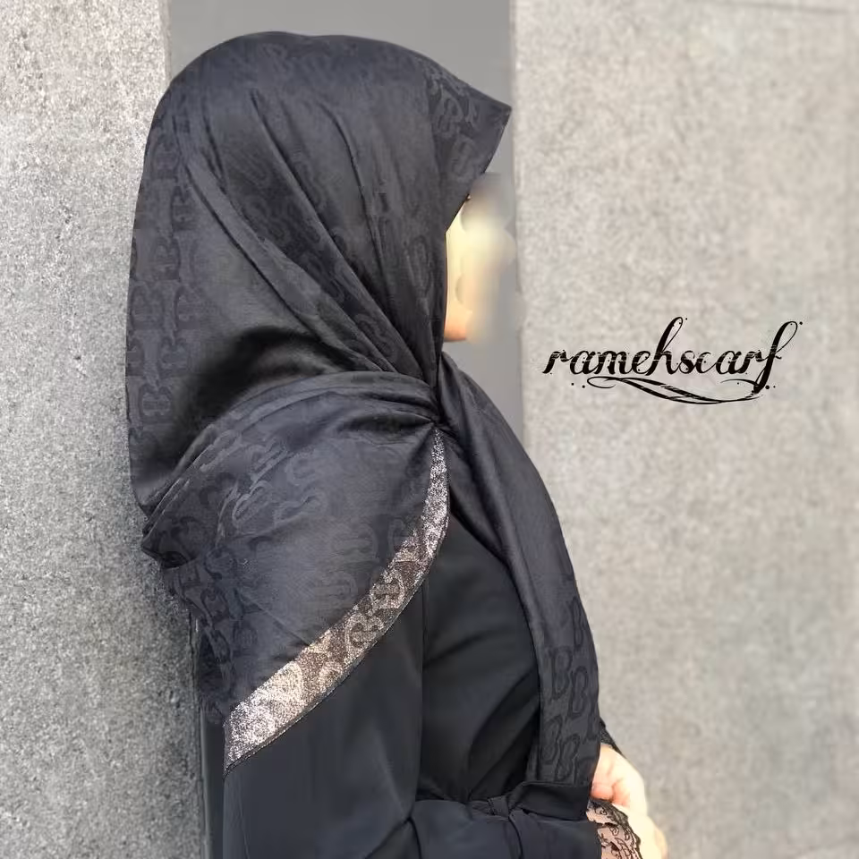 روسری نخ ابریشم دور لمه طلایی وارداتی طرح باربری رنگ مشکی روسری مجلسی روسری باربری روسری مشکی روسری محرم روسری شیک