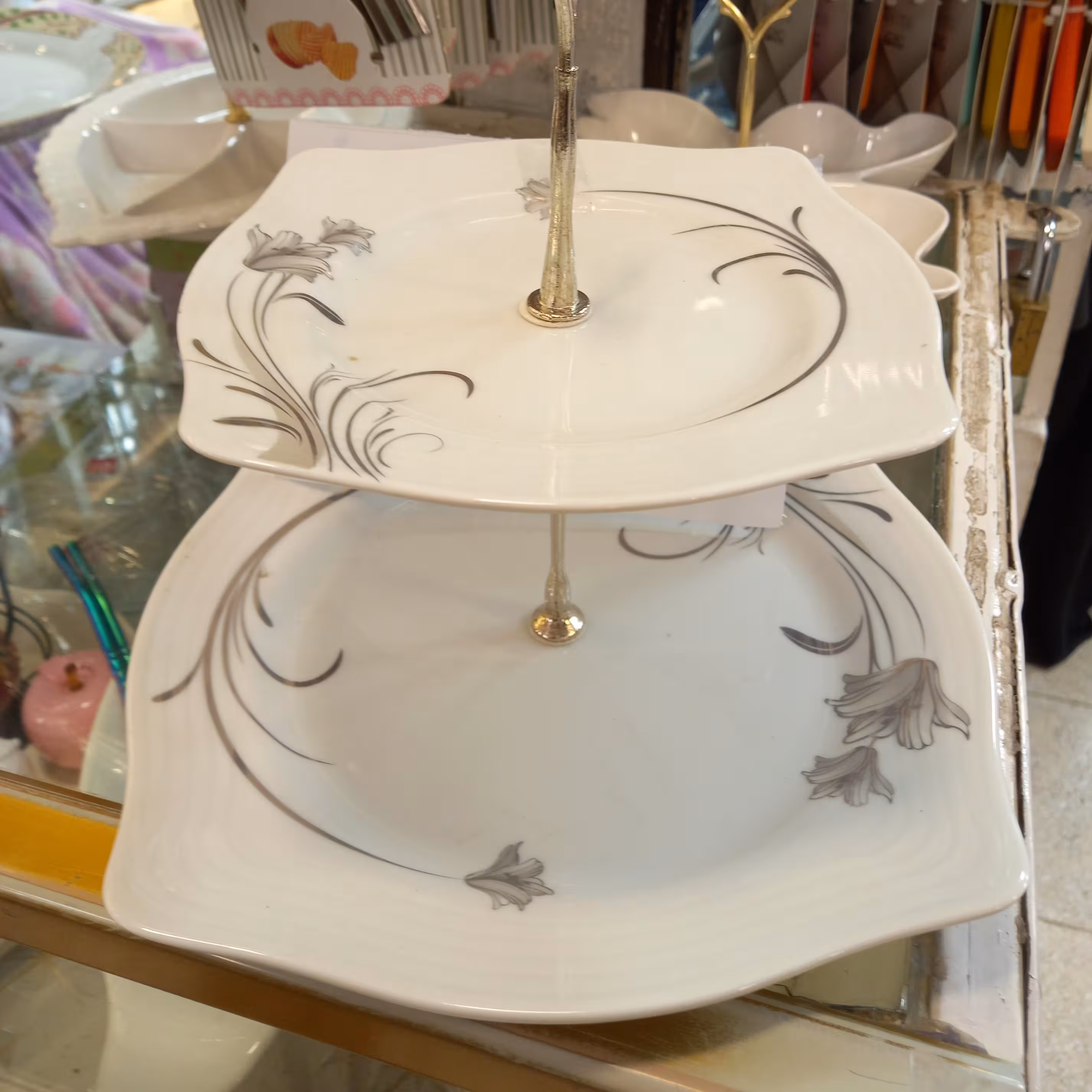 شیرینی،شکلات،گزوسوهان خوری2طبقه(حراج)