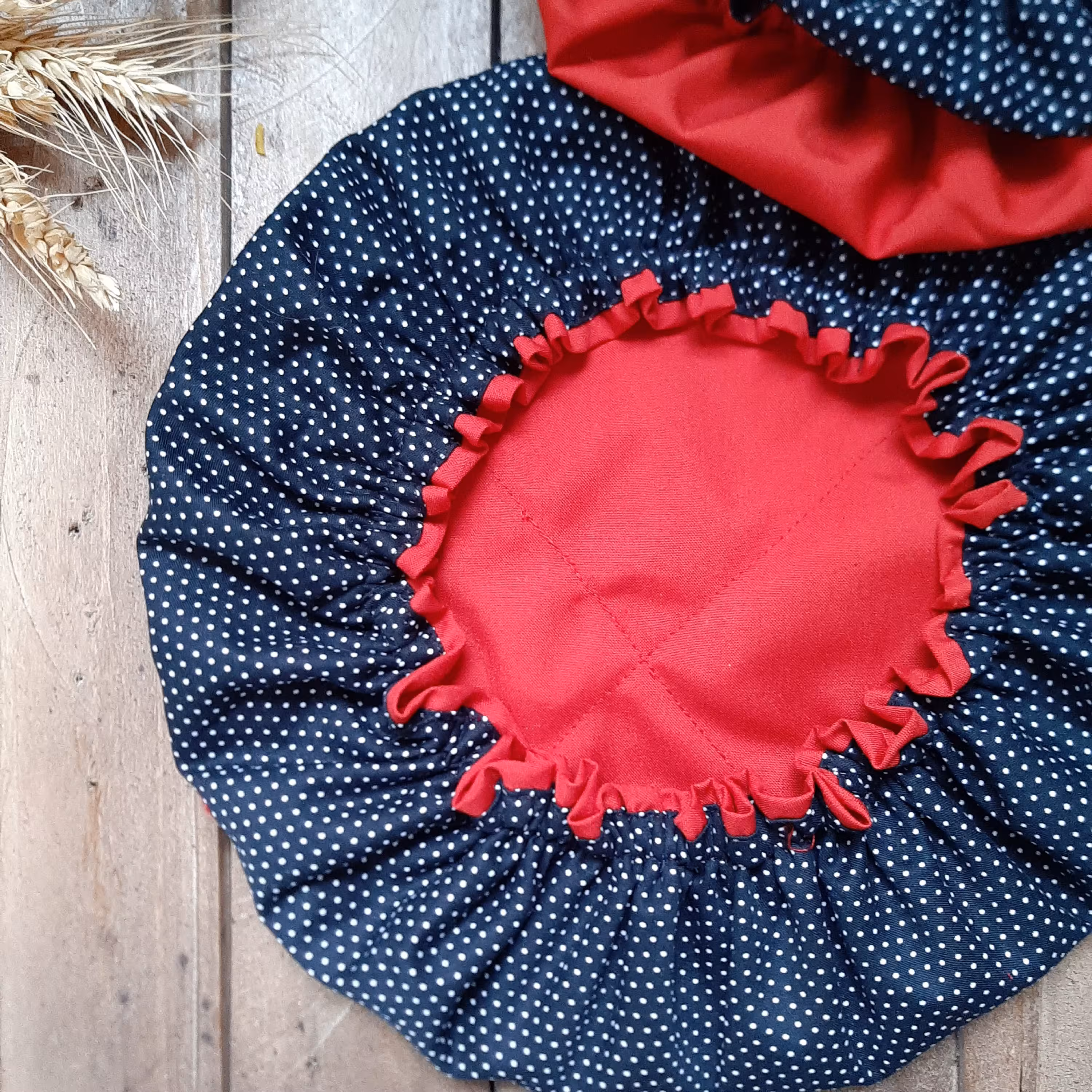 سرویس 6تیکه   آشپزخونه خالخالی مشکی سفید با ترکیب قرمز