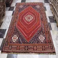 فرش دستباف شيراز در مغازه طرح لچک و ترنج سایز قالي رنگ زمینه لاكي رنگ حاشیه قهوه اي کد 38461