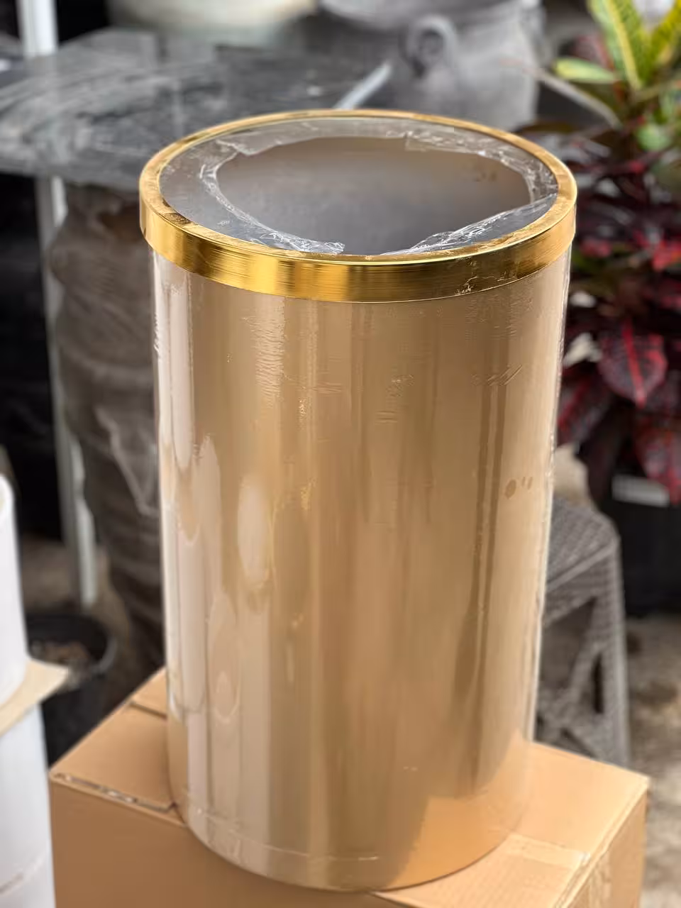 گلدان پلیمری 60 سانتی به همراه حلقه طلایی (رنگ طلایی)