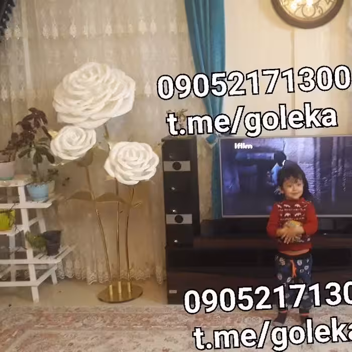 گل بزرگ کنار سالنی سه شاخه با یک چراغ