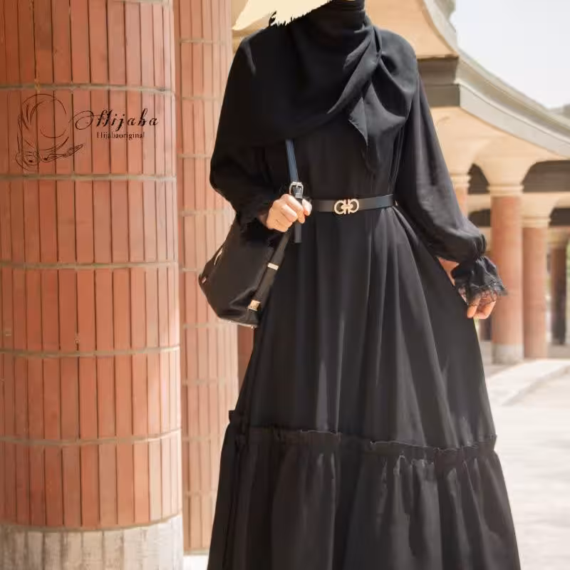پیراهن مشکی ،ساده با قیمت مناسب دارای کمربند چرمی ،چین پایین کار بسیار زیبا