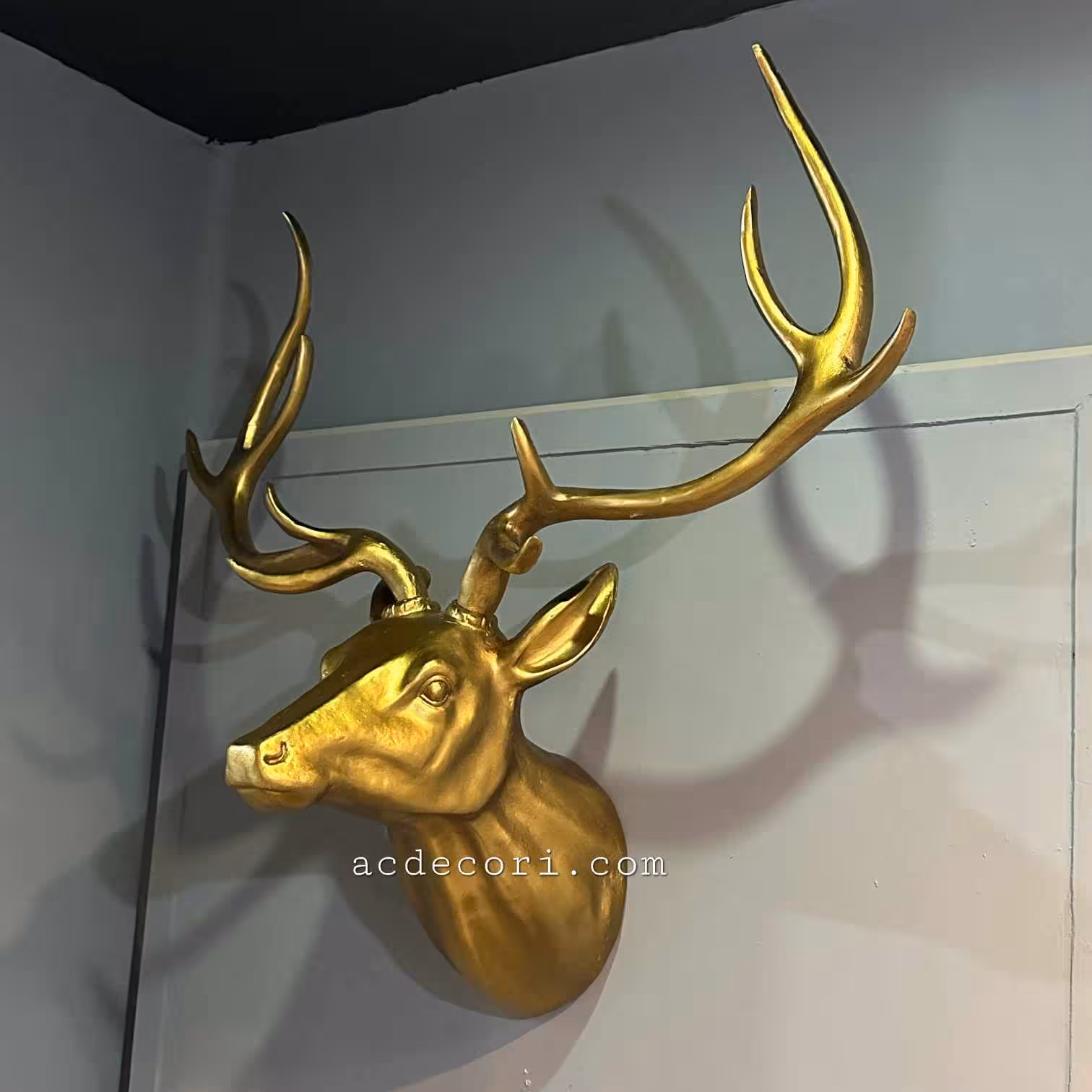تندیس سر گوزن قرمز دیوارکوب