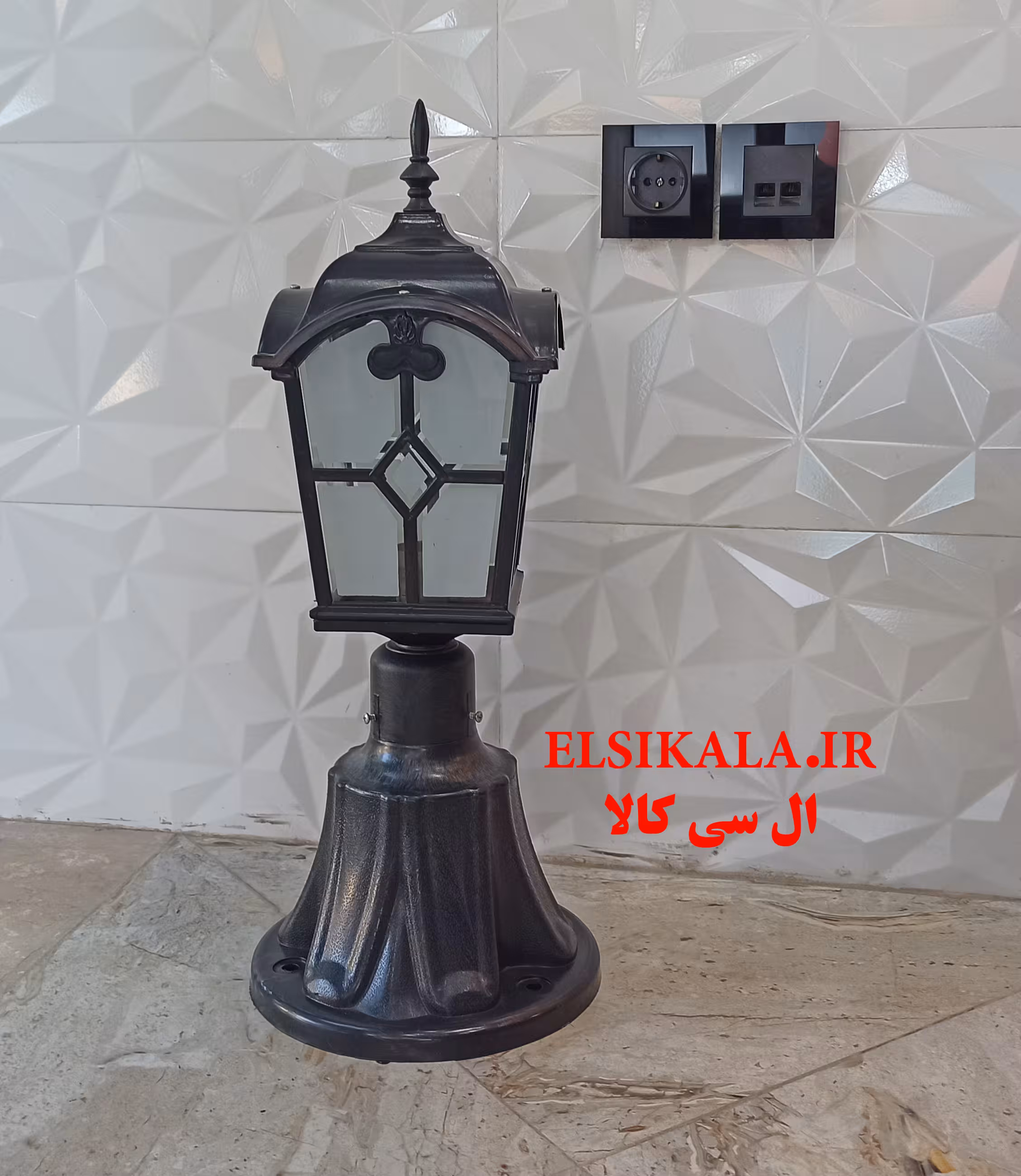 چراغ حیاطی کلبه با گلدانی بزرگ