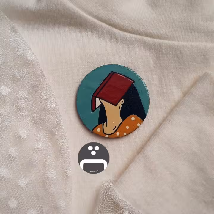 پیکسل  - مگنت - استیکر  طرح دختر کتابخوان پیکسل ساز - جنس چوبی و نقاشی شده - ضدآب