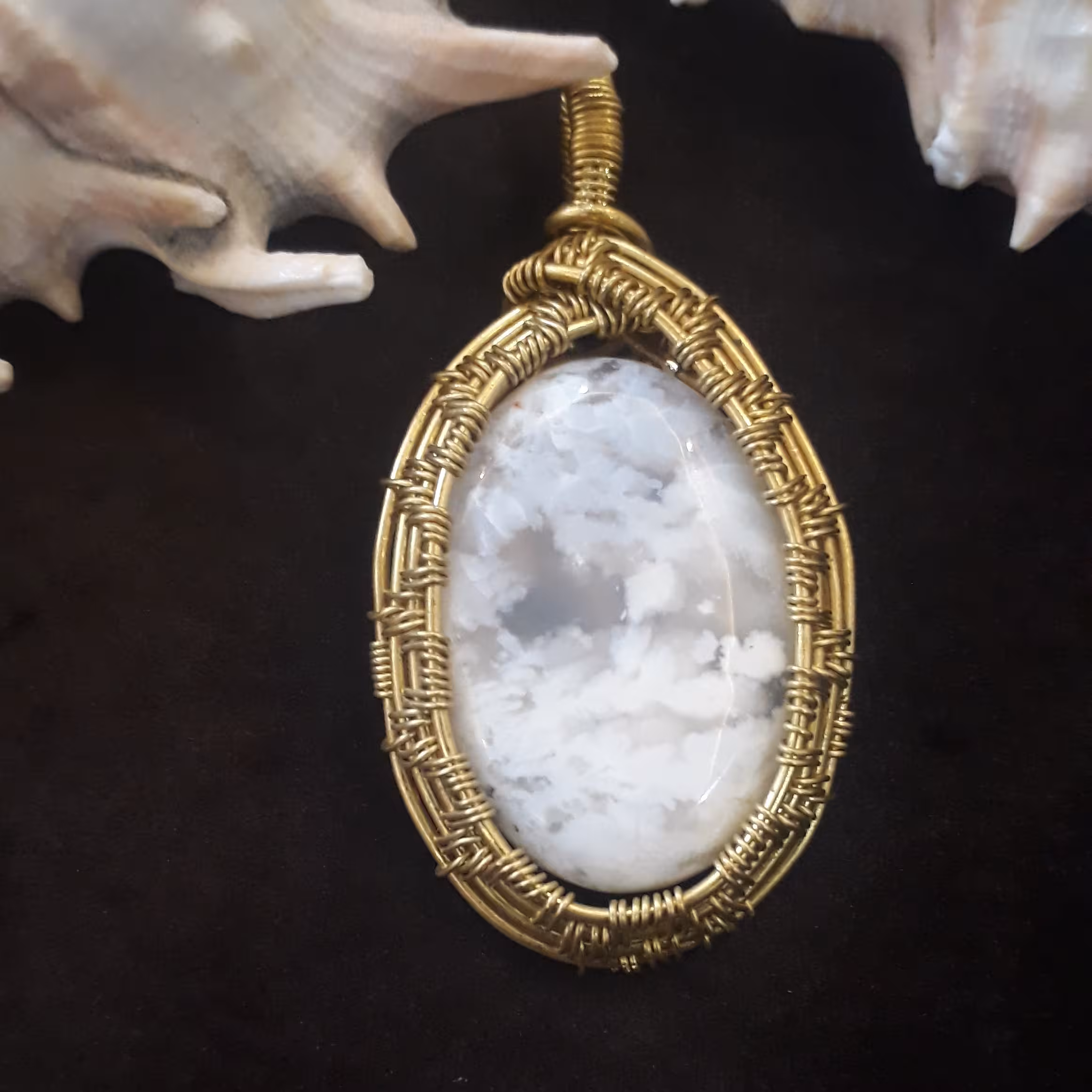 گردن آویز زیبای گوهر عقیق برفی و بافت برنجی.کاملا دستساز