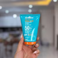 کرم ضد آفتاب صورت آگرادو، مدل بی‌رنگ، با SPF 50