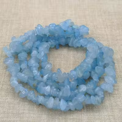 ریسه سنگ سنتتیک آکوامارین شکسته (طول ریسه 40 سانتیمتر است)