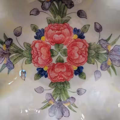 شیرینی خوری سرامیکی هیوا طرح موج رز پایه دار کد 10983109