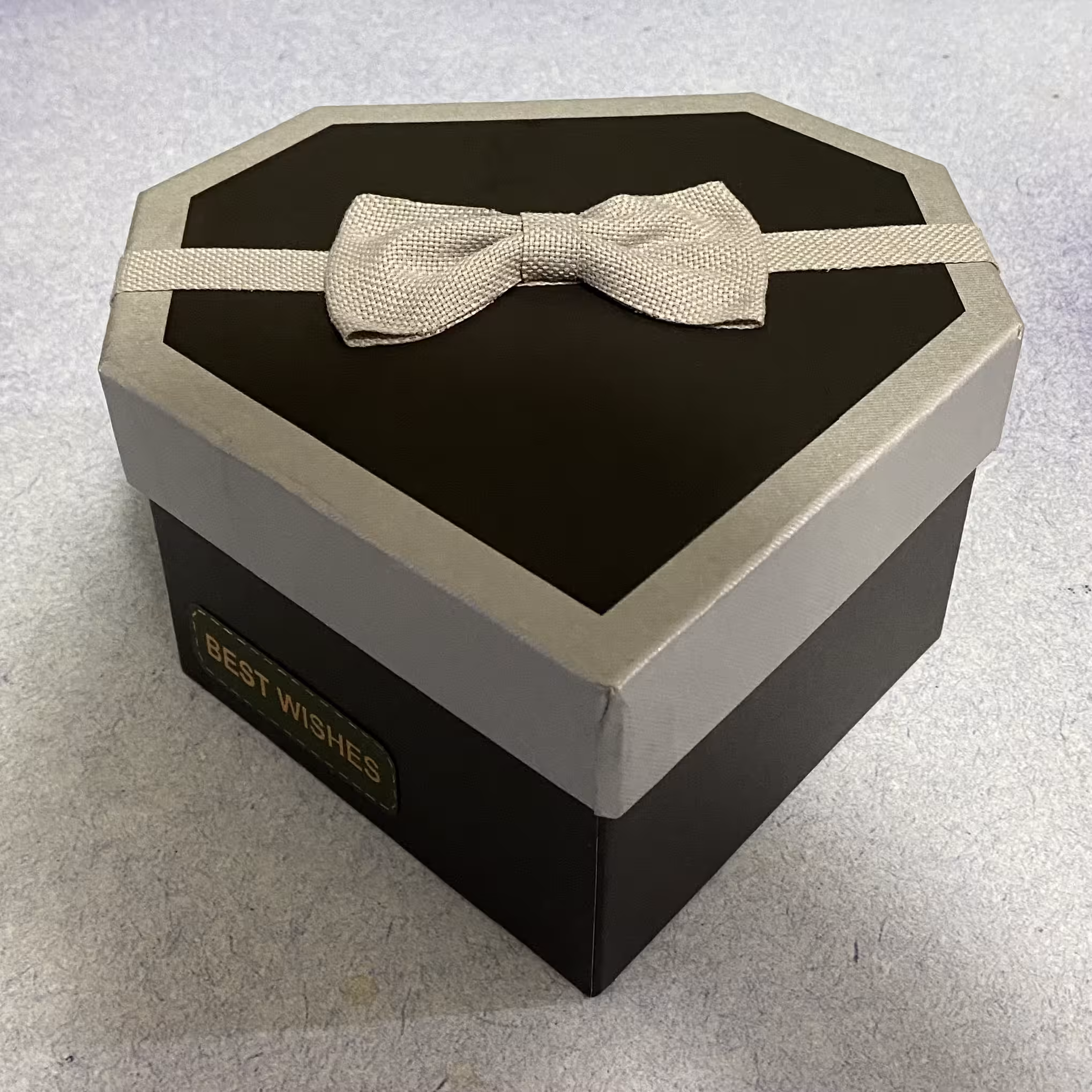 جعبه کادویی مدل الماسی سایز کوچک رنگ طوسی مشکی،هدیه،سوپرایز