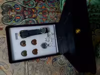 گردنبند و دستبند نقره و چرم با سنگهای درمانی