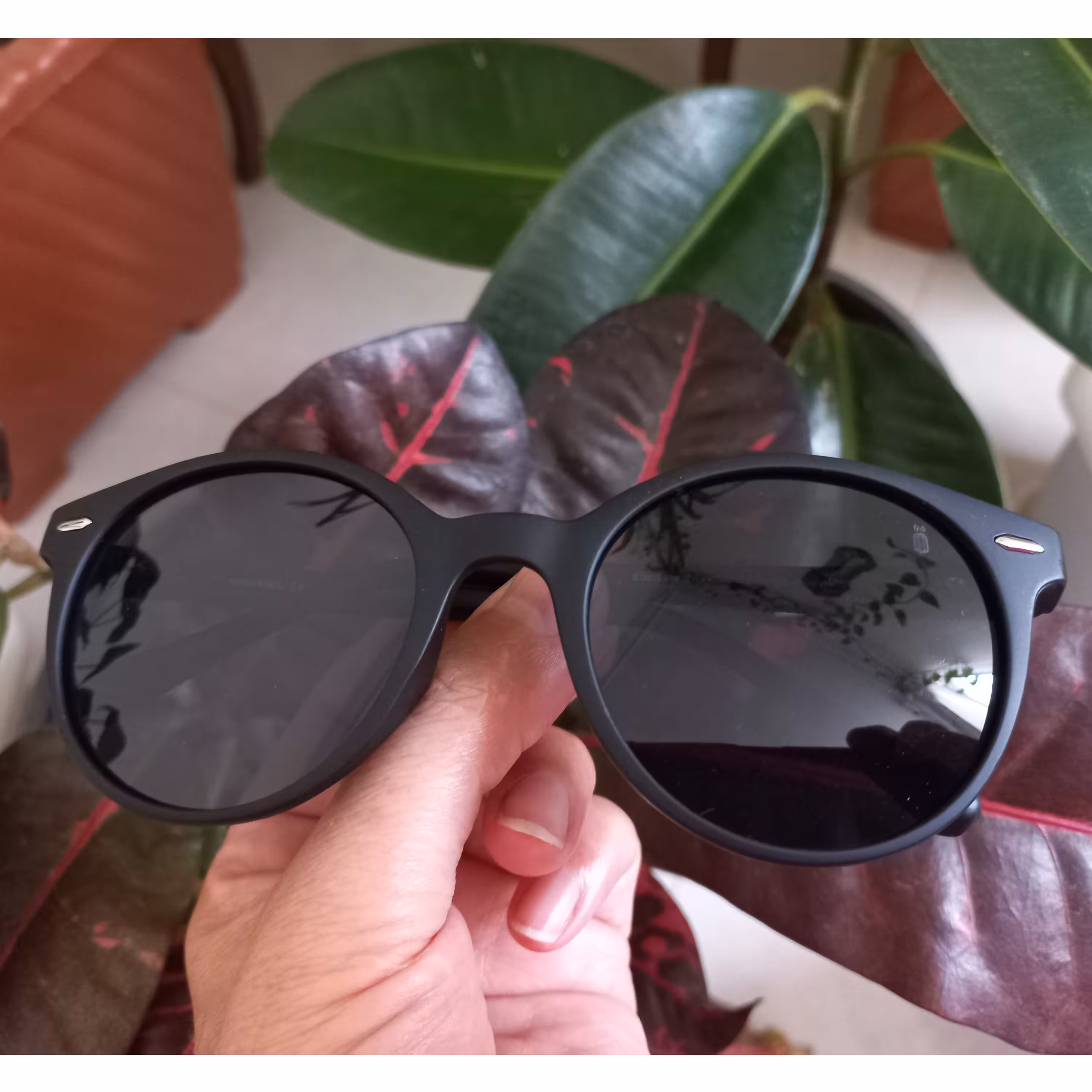 عینک آفتابی اسپرت اوگا مورل OGA مدل 7914                 دارای فریم گرد با خاصیت پلاریزه و UV400 و خاصیت آنتی رفلکس