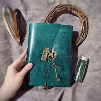 دفتر چرمی قفلدار، چرم بزی افکتی سبز براق، 20 در 15, صد برگ کاغذ خط دار