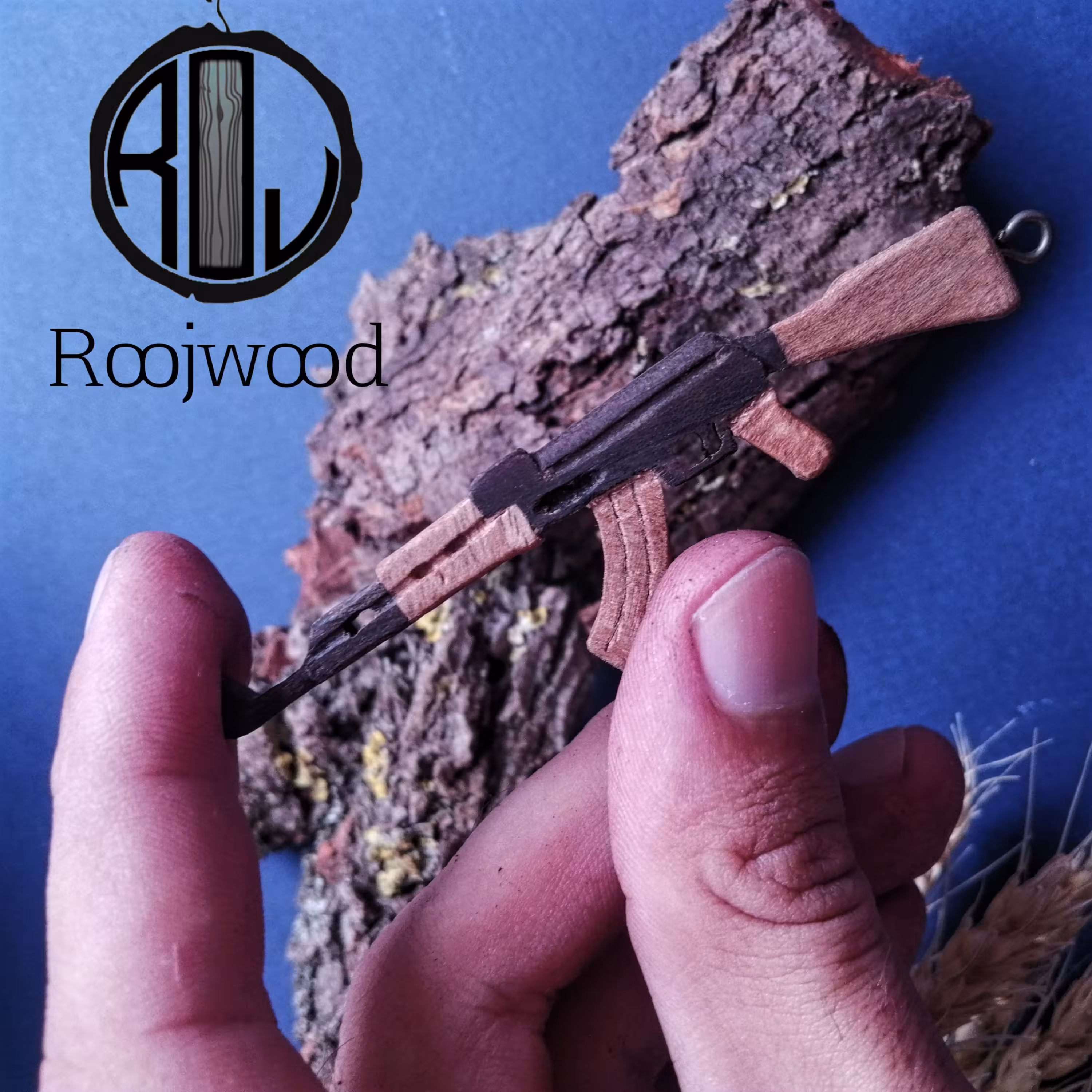 گردنبندو آویز، اصلحه کلاشینکف مینیاتور ساخته شده از چوب گردو 