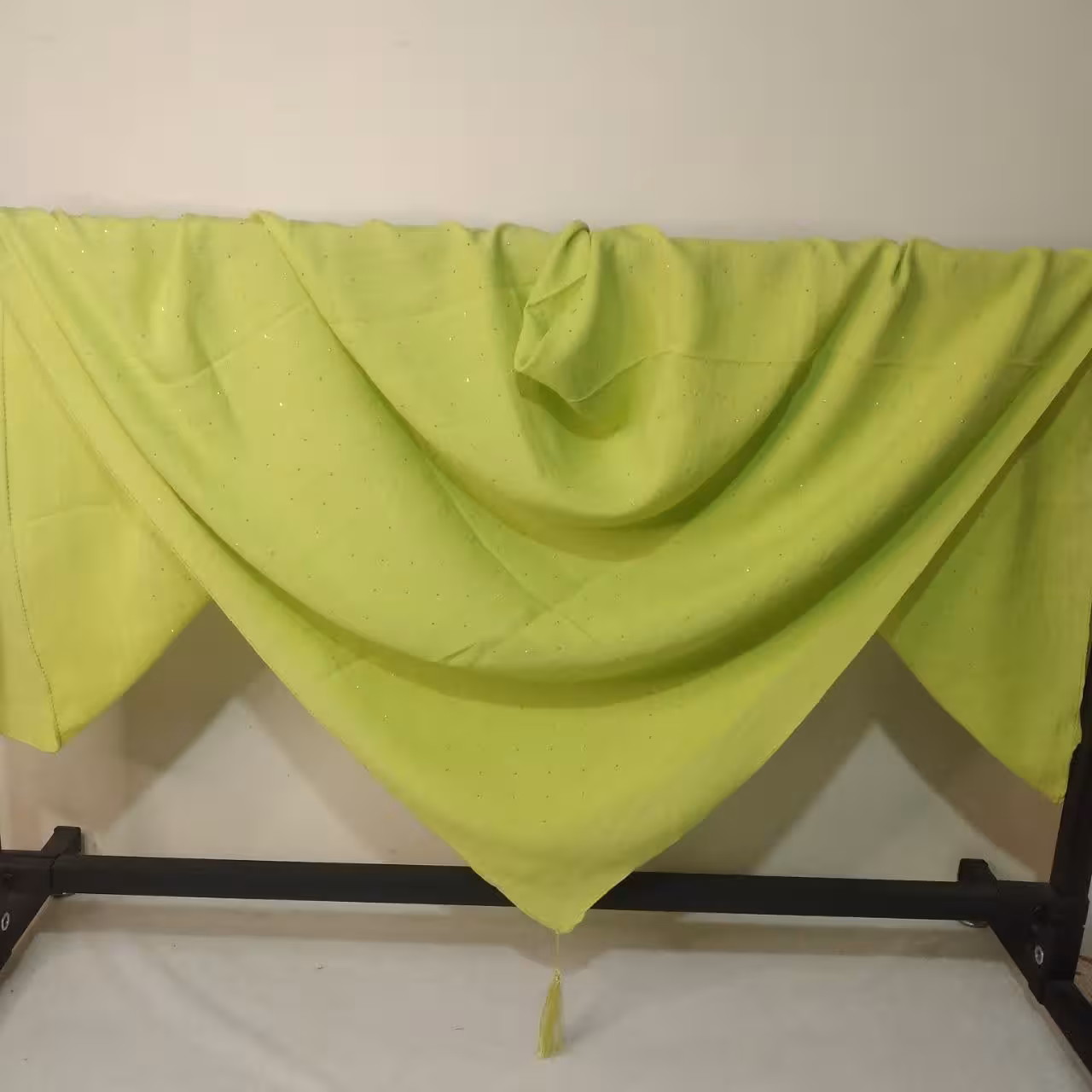 اول این رنگ ناز سبز فسفری 

جنس روسری وال اسلپ جنس خوب

قواره حدودا 140 

دور دوخت 

منگوله دار 

قیمت 200 هزار تومان

