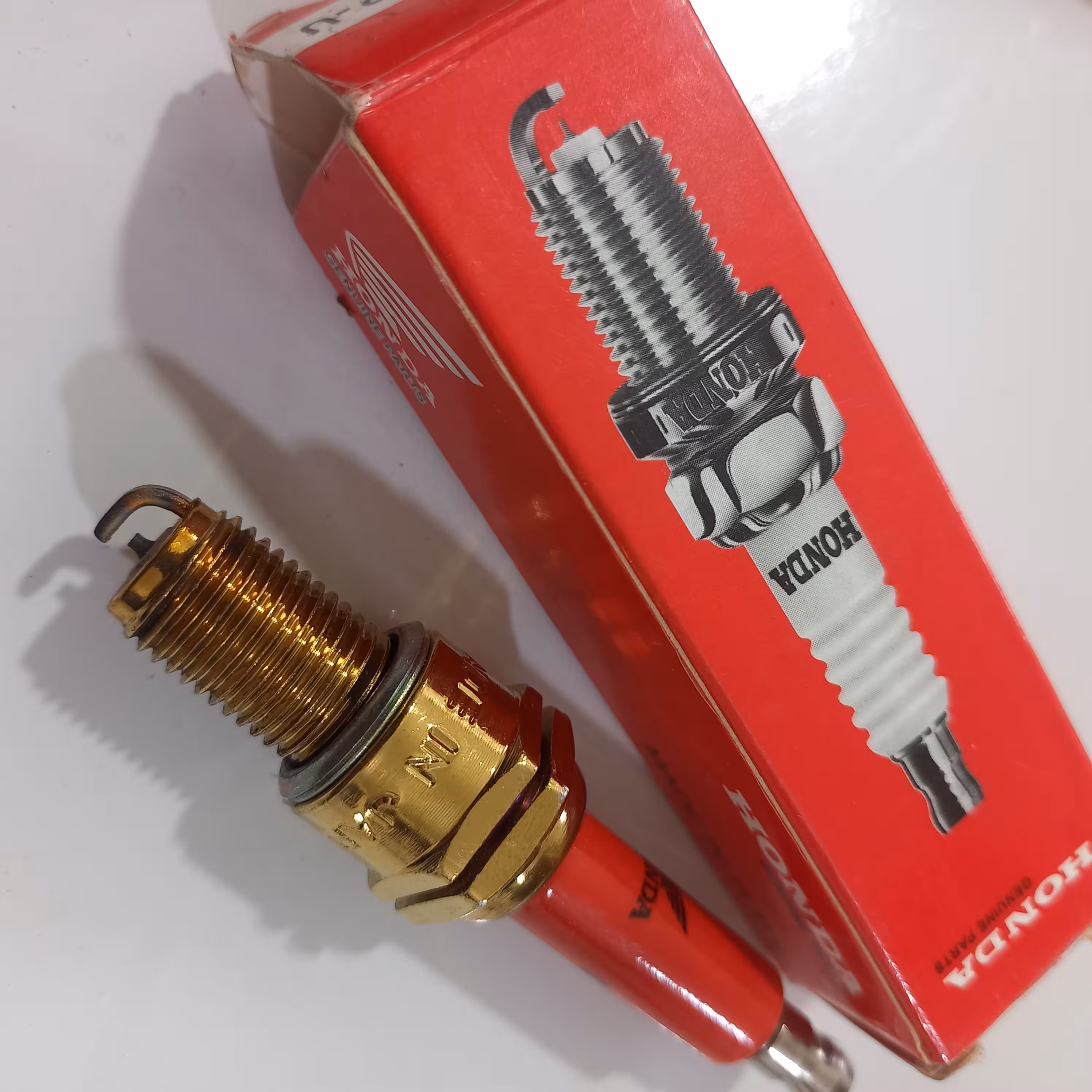 شمع موتور سیکلت برند هوندا ژاپن طلایی مناسب برای تمامی هندا ها و بنلی 150