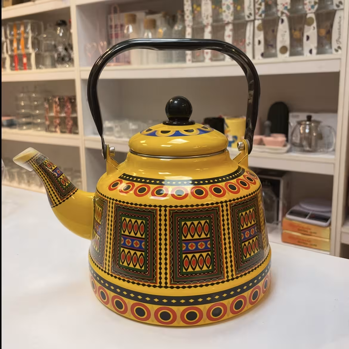 کتری لعابی 2.5 لیتری وارداتی زرد با طرح نقوش سنتی