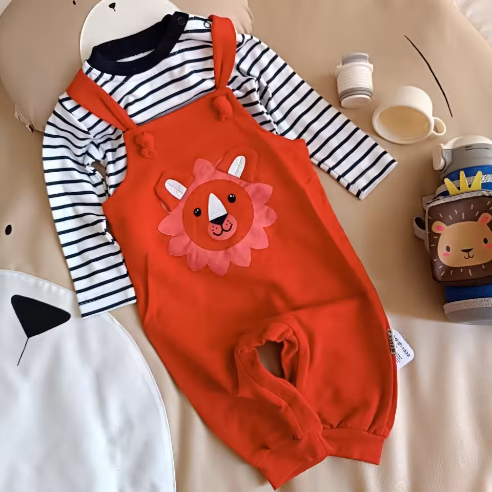 سرهمی پسرانه شیک و جذاب وارداتی کیفیت تضمینی مناسب حدود سنی 3 ماه تا 12 ماه جنس نخ پنبه زیر دکمه دار 