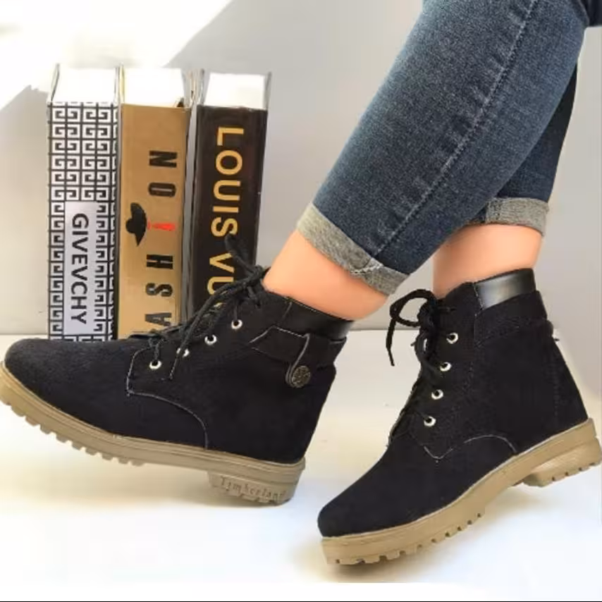 نیم بوت زنانه تیمبرلند سایز 37 تا 40 رنگ مشکی (لطفا قبل از ثبت سفارش موجودی بگیرید.)