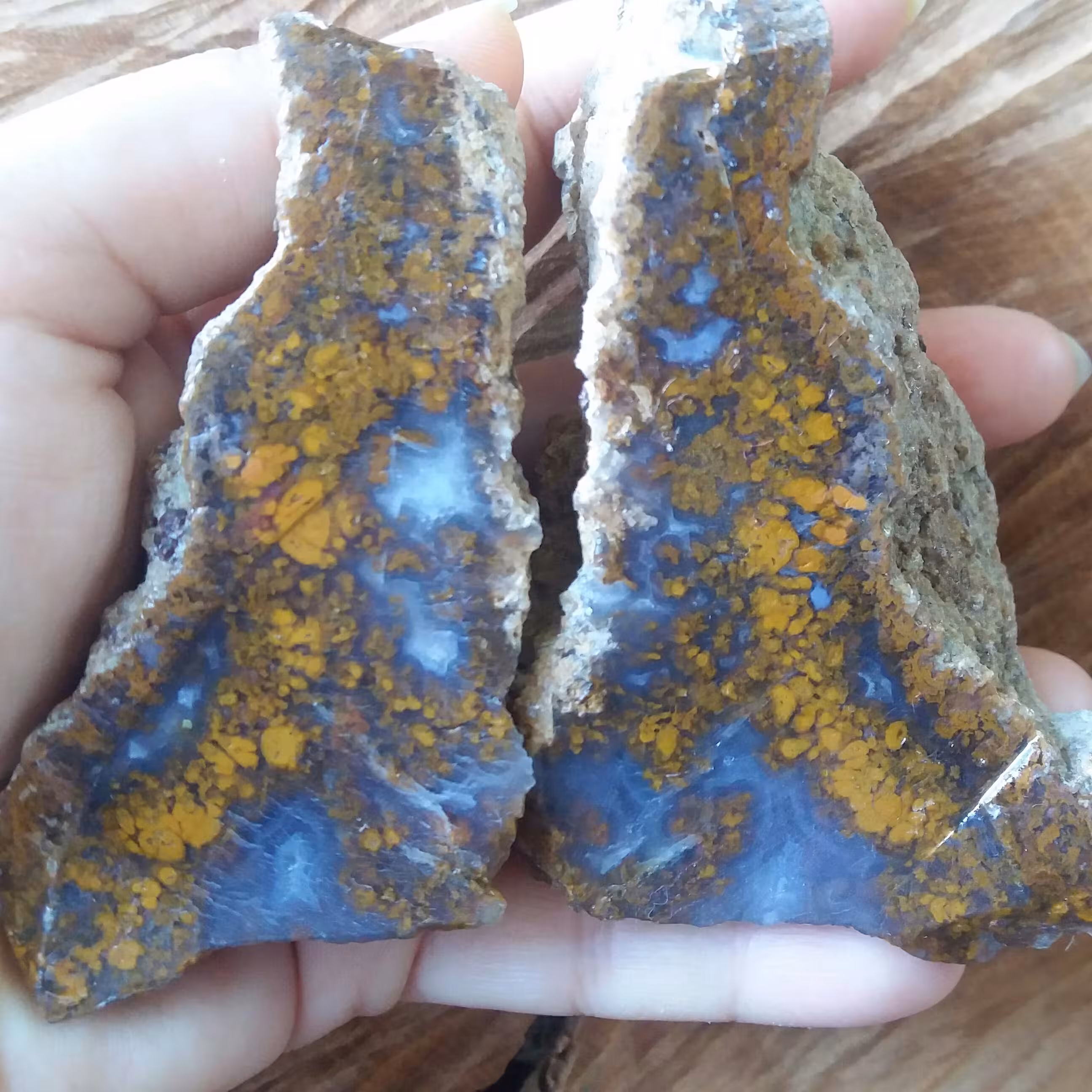 سنگ عقیق اصل پاییزی فوق کلکسیونی با خواص بسیار سنگ عقیق مناسب کلکسیون و ویترین یا ساخت نگین و سنگدرمانی 7.4 سانته